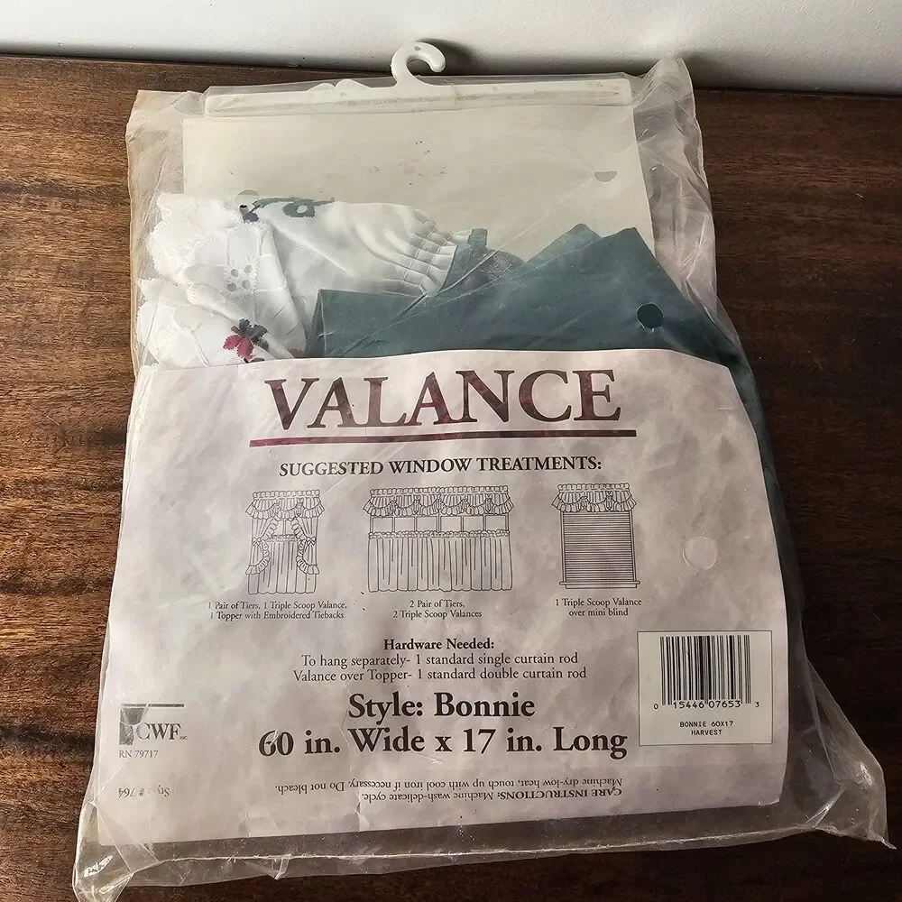 Vintage 1990s Dark Green Christmas Ruffled Valance – Eyelet Lace Bows - New